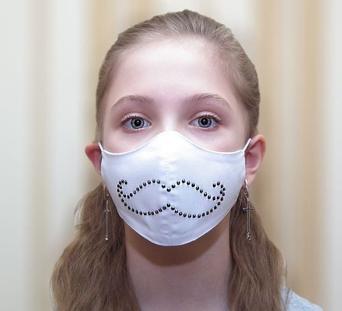 Тканевая маска с принтом белая «Усы»